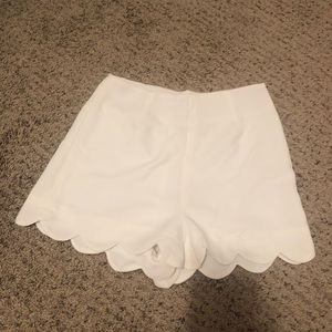 🏷White scalloped shorts